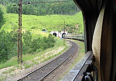 列車在庫爾圖克（英语：Kultuk, Slyudyansky District, Irkutsk Oblast）以西進入斯甘姆-貝加爾隧道。