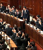 鸠山由纪夫获得首相提名后鞠躬（2009年9月16日众议院全体会议）