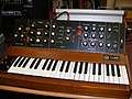 穆格音樂的早期Minimoog（英语：Minimoog）合成器，約1970年